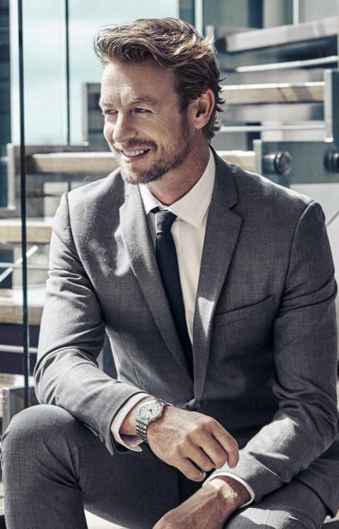 news-simon-baker-is-back-for-the-2019-edition-of-the-prix-de-diane-longines-the-epitome-of-elegance-640x1000.thumb.jpg.beefdbebe6c6b0a8e902c4aef2530883.jpg
