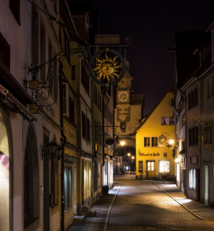Hafengasse-bei-Nacht-Rothenburg-o.d.-Tauber-Markusturm-Laeden-leer-Laeden©Rothenburg-Tourismus-Service-W.-Pfitzinger-Exkl.-RTS468.jpg